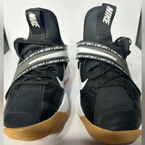 Nike Kids Black Athletic Shoes pre owned excelente conditions size 8.5